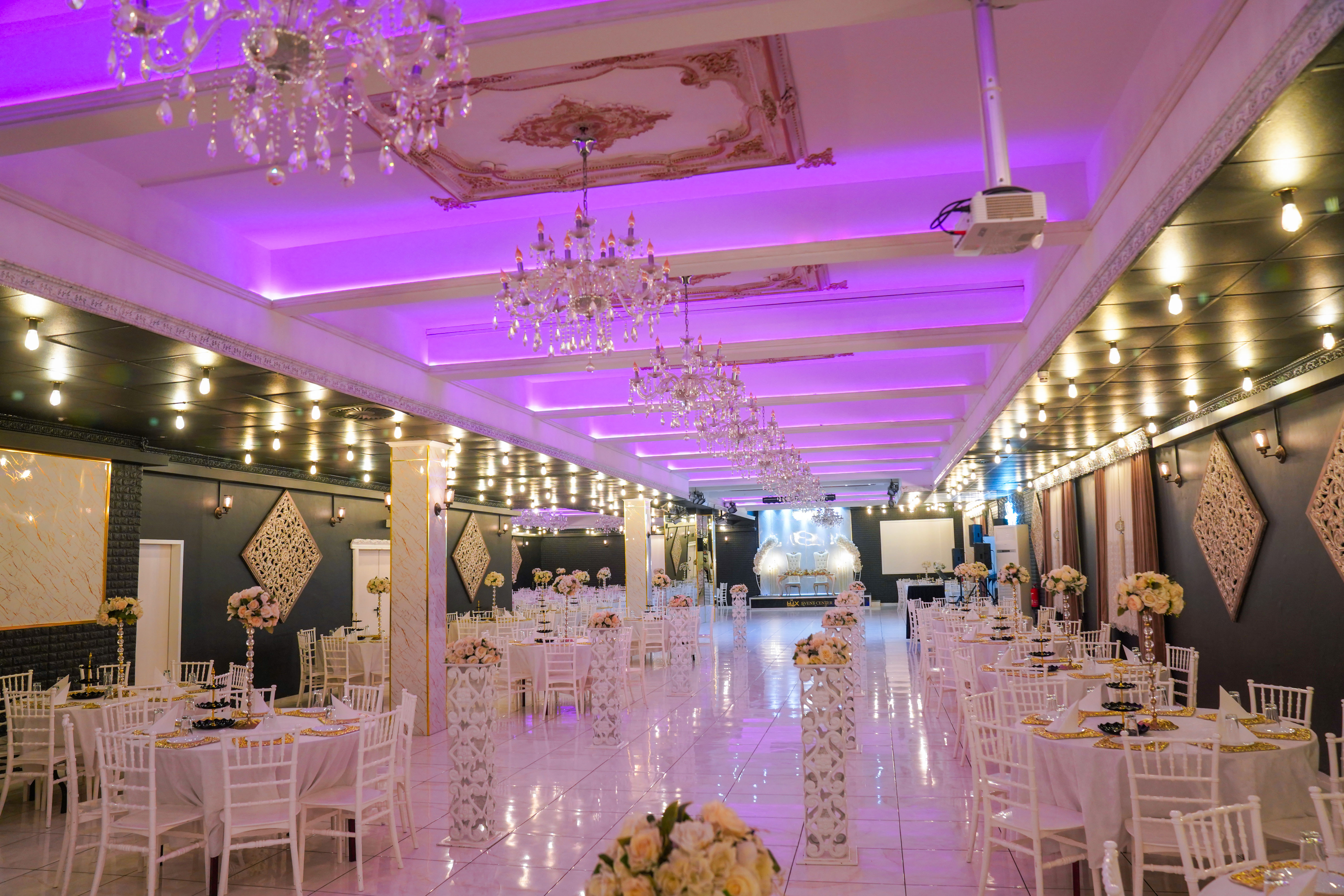 Stilvolle weiß-goldene Hochzeitsausstattung im Lüx Event Center Berlin