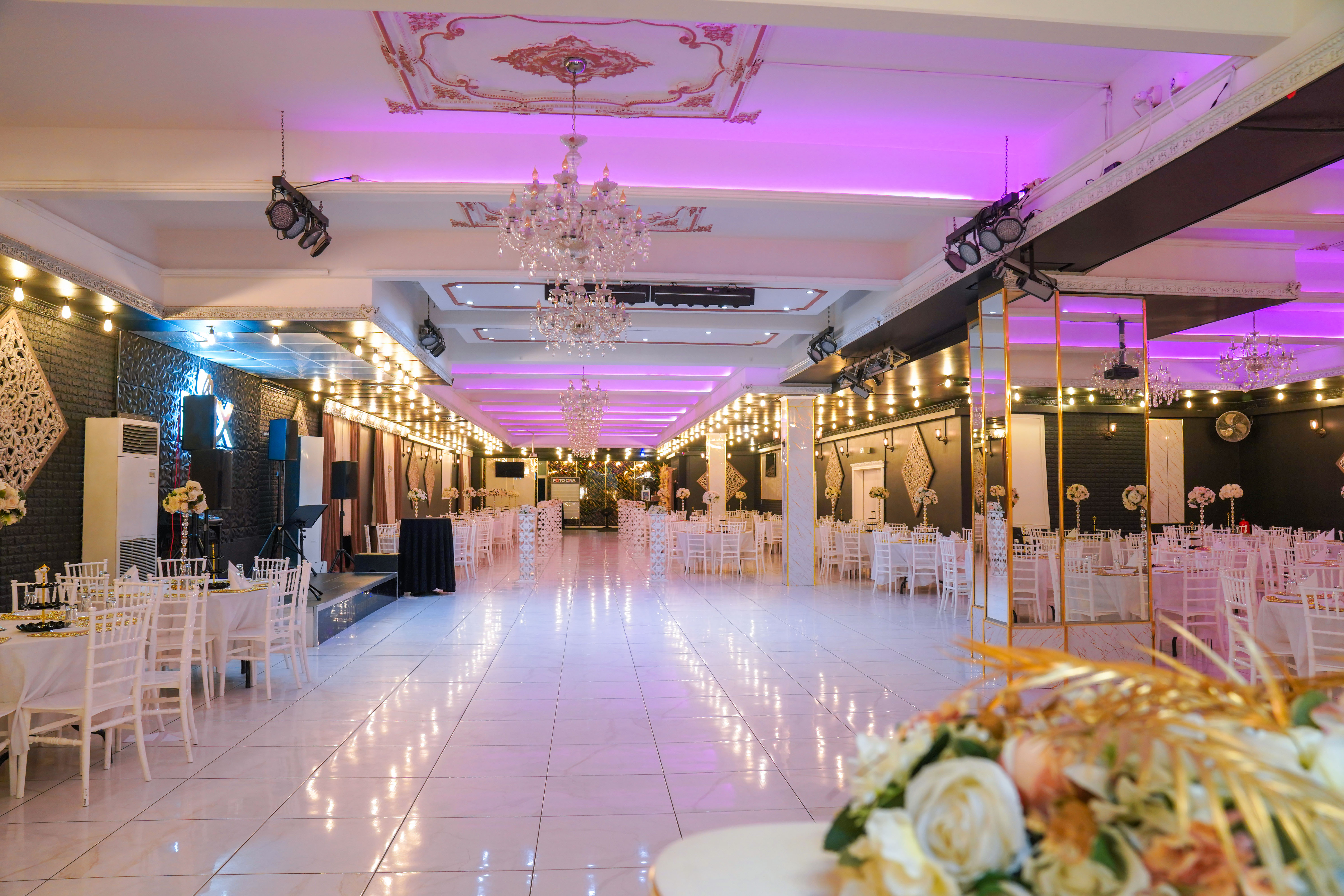 Großer Eventsaal mit moderner Ton- und Lichttechnik